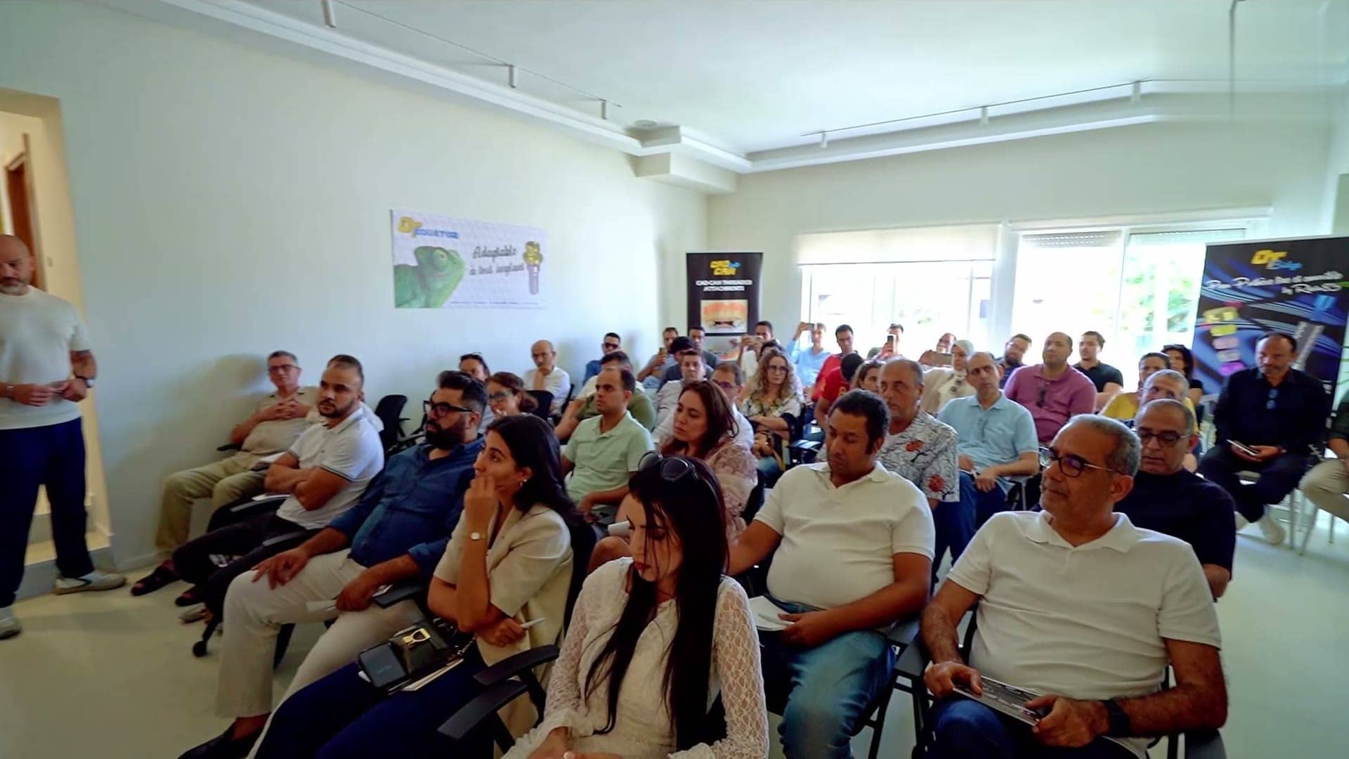 Salle pleine pendant une formation