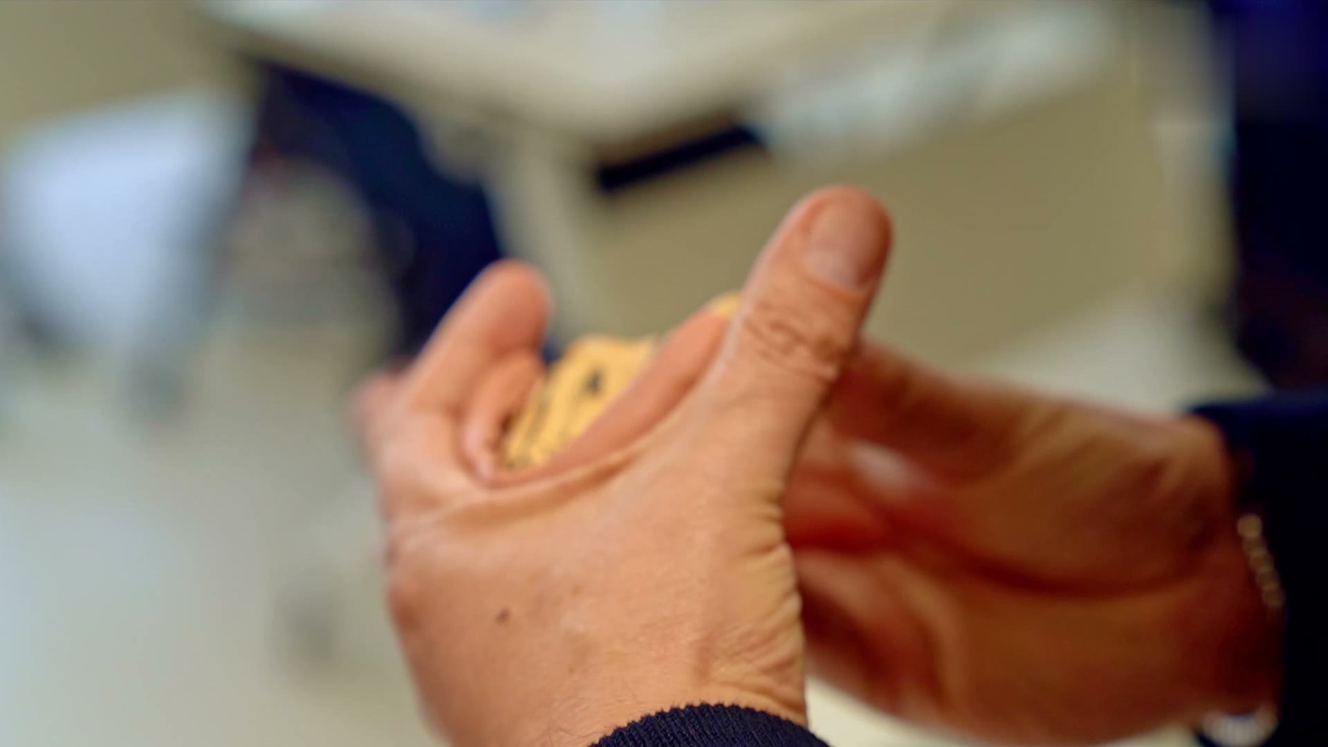 Prothèse sur implants contrôlée à la main